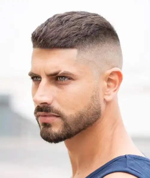 短寸头算是大多数男士都比较喜欢的一种发型,简单利落又时尚,特别好