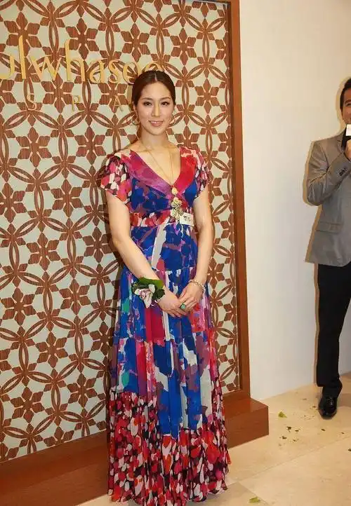 徐子淇在老公面前穿衣也不低调紧身黑裙拼接羽毛秀出模特身材