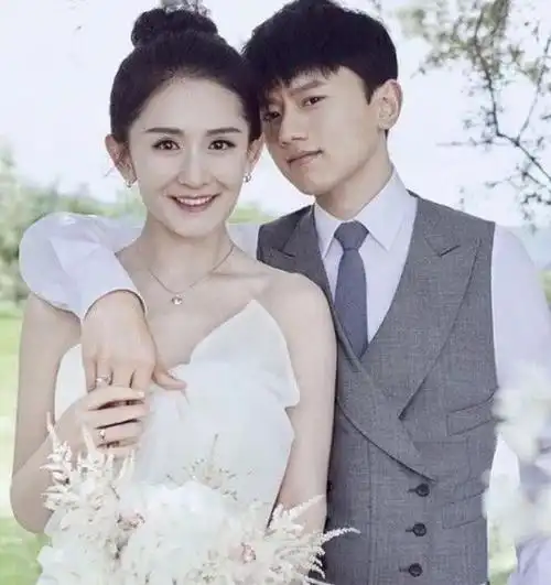 张杰换发型堪比"整容",看到他大背头的模样,才知道脸小的好处