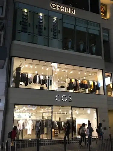 cos在皇后大道这里有一栋楼都是它的专卖店,上下两层,女装在底楼,男装
