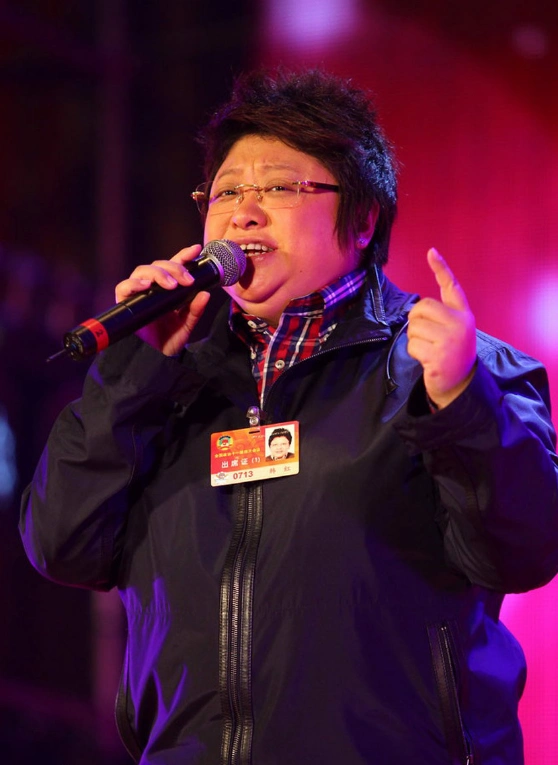 49岁韩红近照暴瘦到认不出!体型缩减一圈,网友:越来越像刘欢