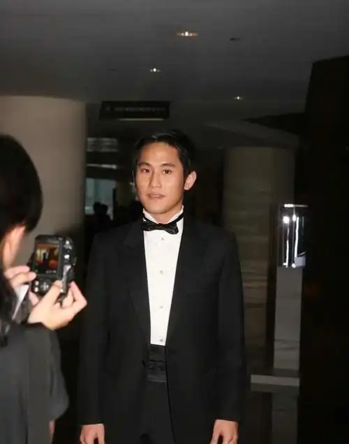 38岁庄士集团阔少庄家彬娶内地女友程新惠,曾与傅明宪9年姐弟恋