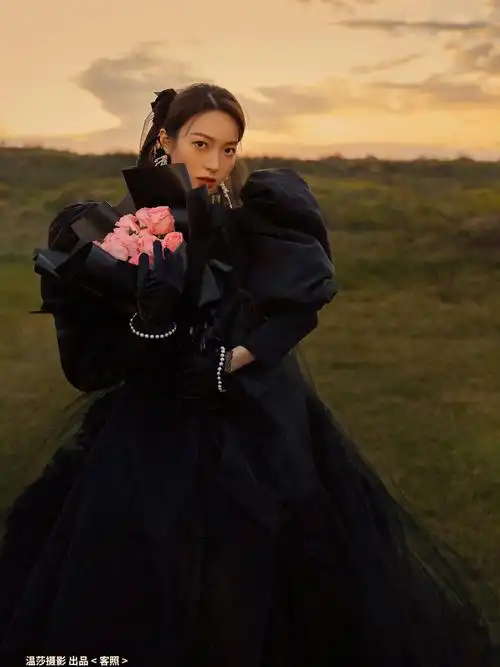 黑纱黑色婚纱照