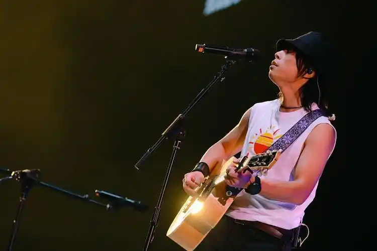 呈现朴质的真追求艺术的美 赵雷演唱会首演打造民谣艺术盛宴