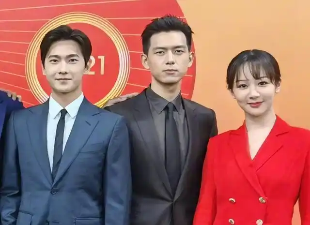 破晓后台照曝光杨紫邓伦合体穿民国装的杨洋太出圈了