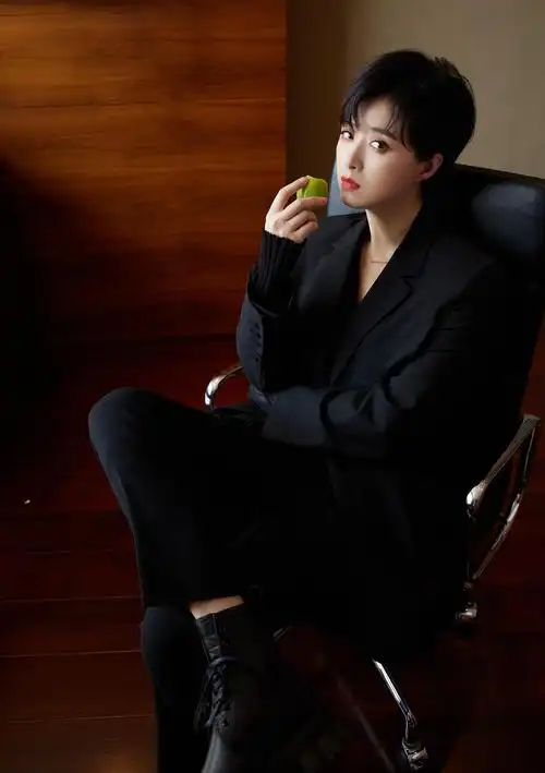 427蒋欣一袭黑色西装利落短发妩媚红唇刚中带柔柔中带飒憧憬叮你的