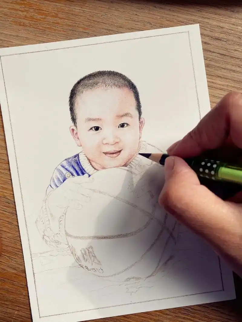 彩铅手绘抱着篮球的小男孩