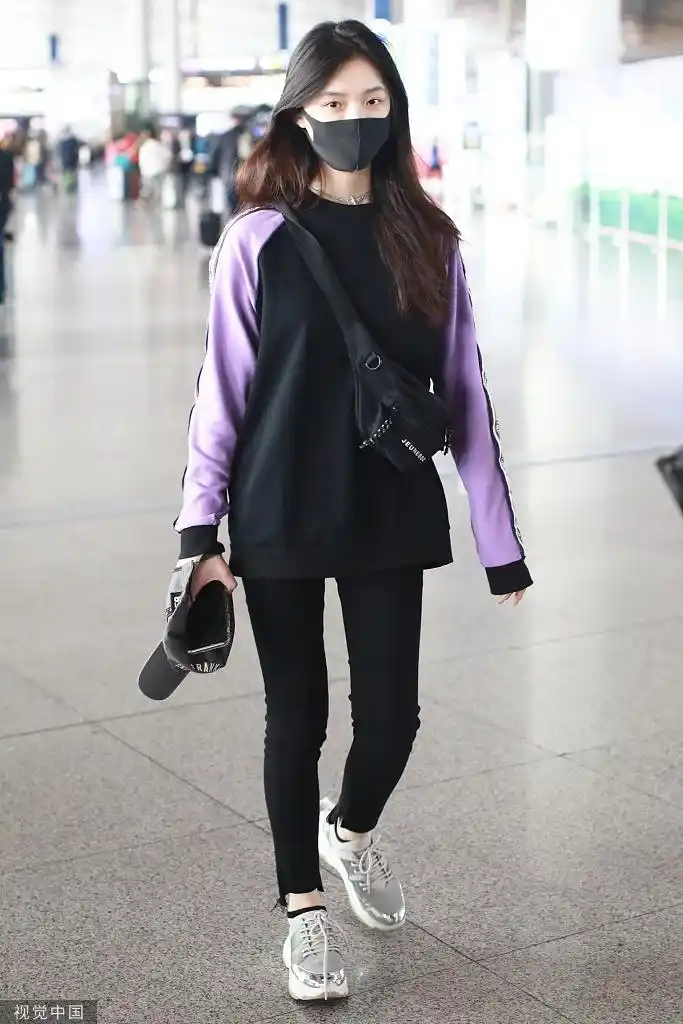林允长发披肩自带青春感 机场走运动style美腿纤细抢镜