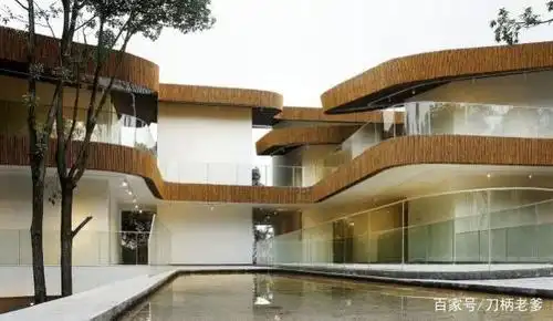 据了解,这间民宿之前是一栋三层砖结构的老房子,在扩建之后,向上增加2