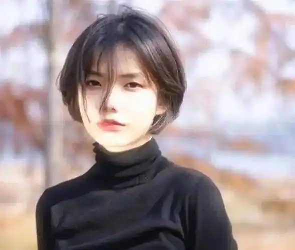 非常时尚的浅灰,非常修饰脸型的短发,显得又酷又飒.