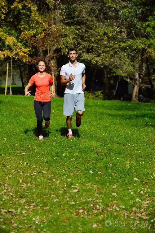年轻情侣在公园慢跑