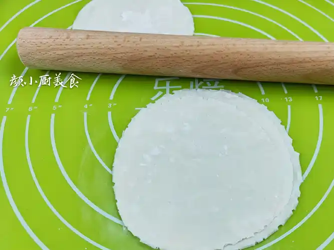 6,取一张擀好的饺子皮,包上适量的紫薯泥,然后像包包子那样收口.