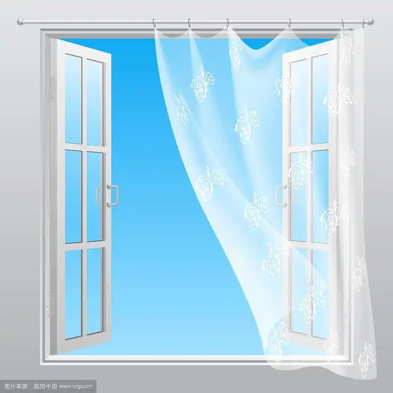 双层窗帘飘动的窗户