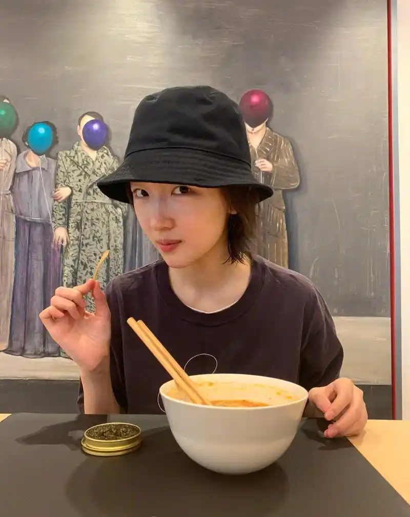 10月11日周冬雨出席平遥国际电影节,走红毯露纹身引起广大网友热议!