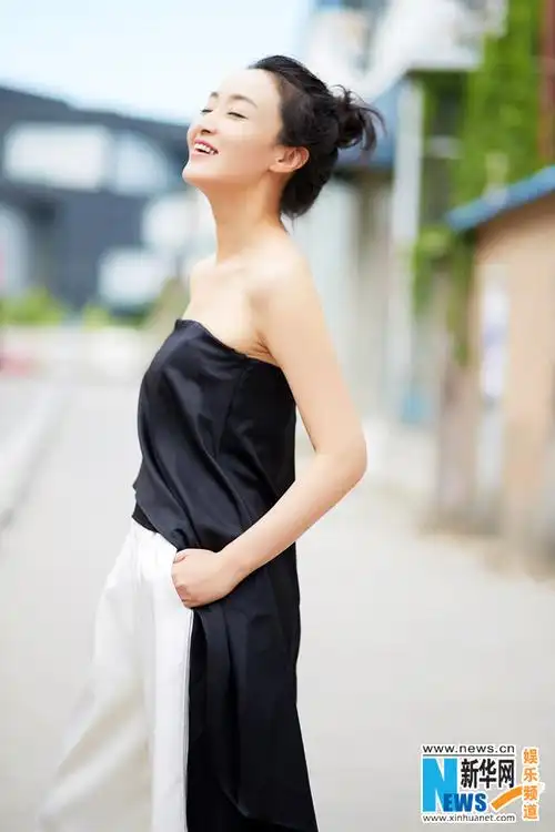 赵子琪曝仙气街拍 俏皮轻熟潮范速递