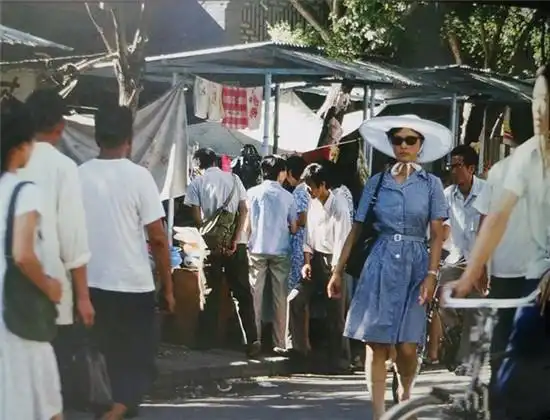 实拍80年代北京街头美女,如同出水芙蓉图6女子回眸一笑太惊艳