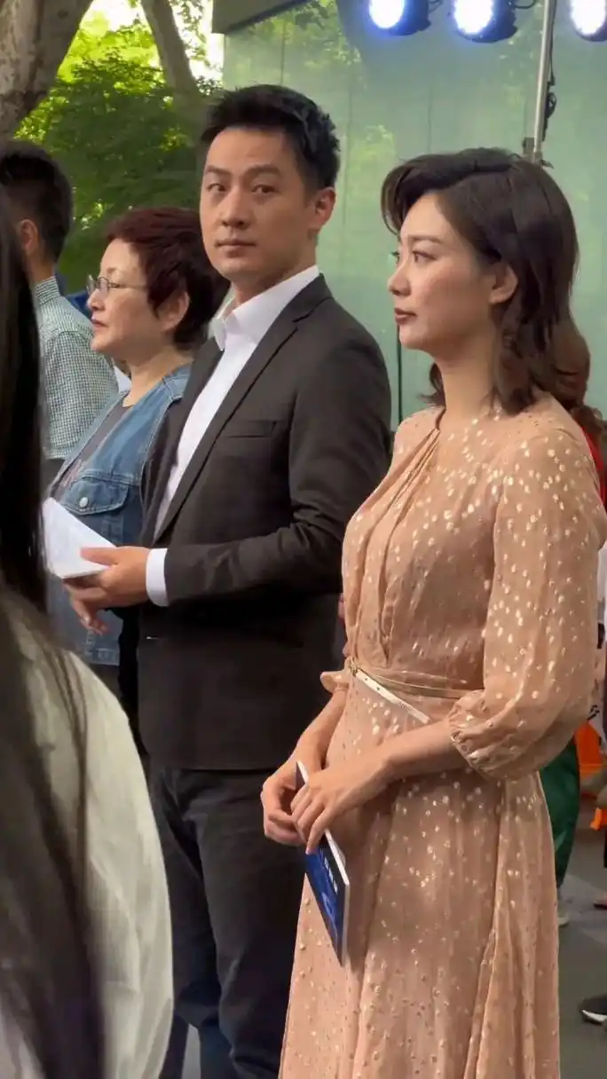 央视舒冬和李七月2位主持人出席活动镜头.