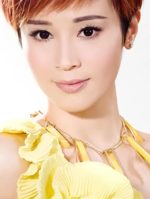 p>石筱群(shi xiao qun),原名石小群,1980年12月24日出生于浙江省