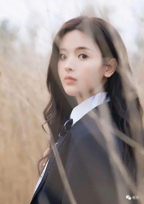 杨超越下车照疯传,实力腿精|名人榜|火箭少女|华语歌手|华语音乐_网易