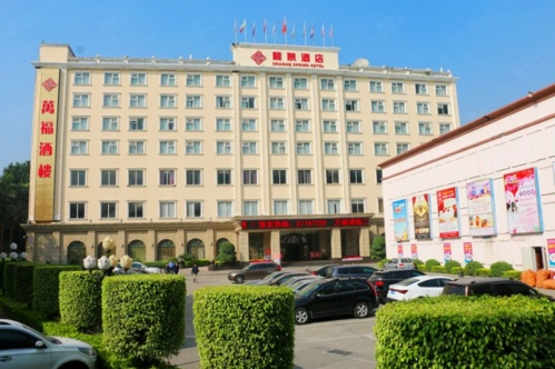 龙泉酒店(深圳北站店)(能容纳190人的会议室)