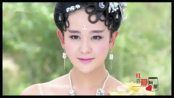 雪琼饰演者:郑亦桐出自:《剑侠》身份:千年雪蛟银黛妹妹,也是千年雪蛟