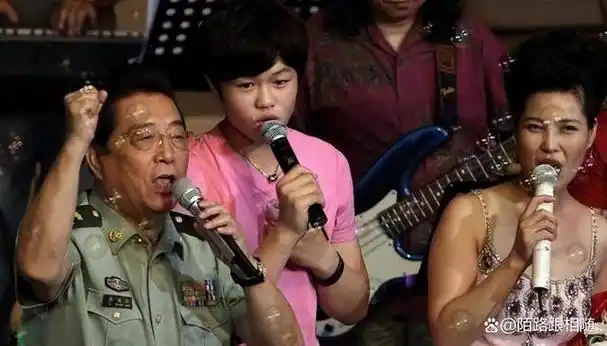 李双江与大儿子罕同框!56岁李贺制服出镜超帅,比后妈梦鸽小两岁