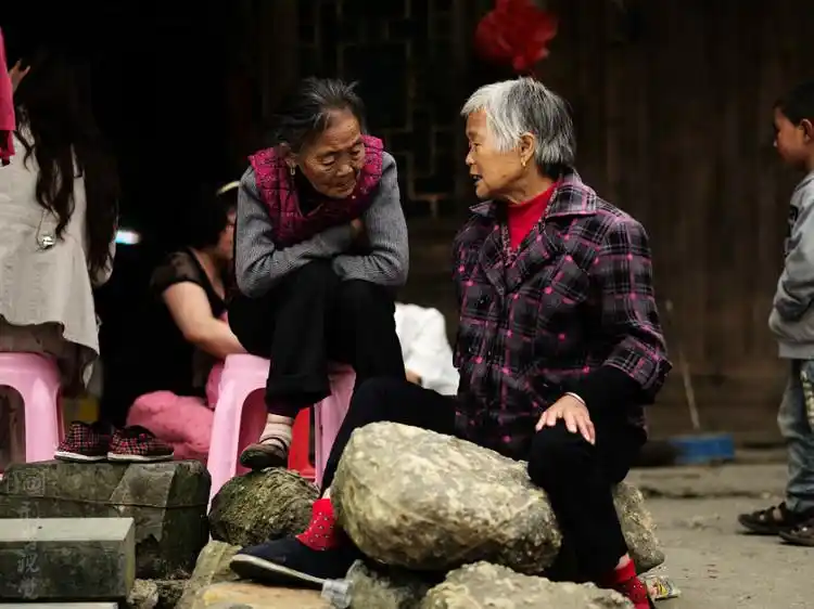 ·17· 村口小卖部前聊天的两位大妈