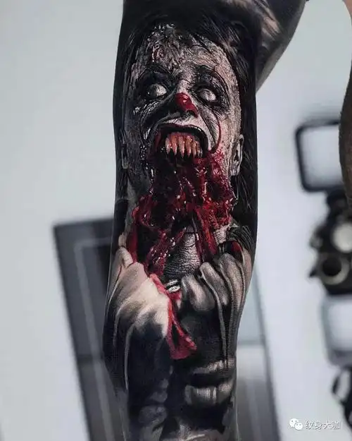 类似于这样婶的95逼真的恐怖纹身是他作品的标志这