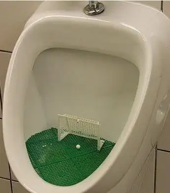 太有创意了,男生有福了,小便的时候也可以玩玩足球了!