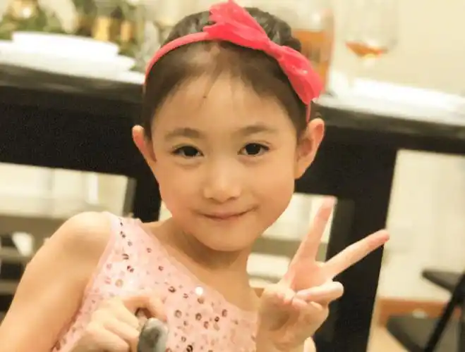 7岁奥莉逆袭长开了小时候萌萌哒长大后名媛范