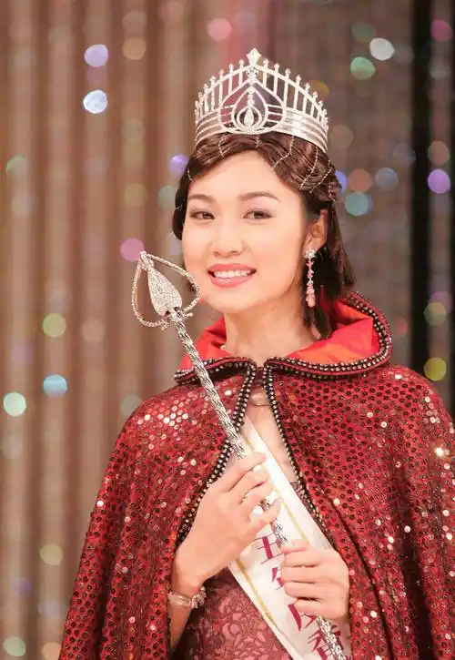 "最丑港姐"素颜照曝光,网友求"快化妆",被指像《食神》鸡姐_雷庄