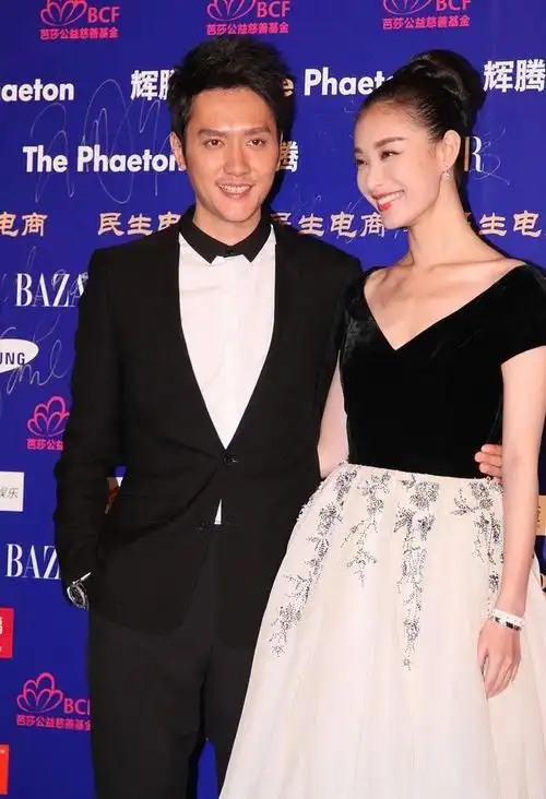 倪妮站在前男友冯绍峰身旁白色裙摆银色印花气质真太迷人