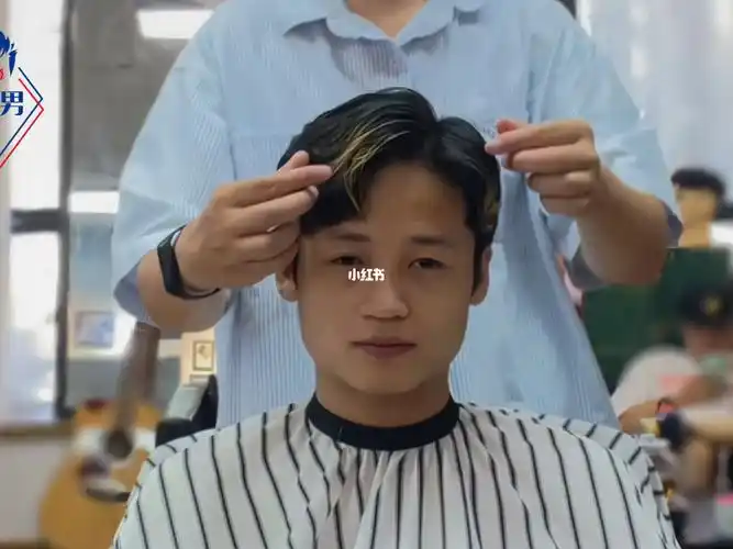 倒三角发型怎么烫