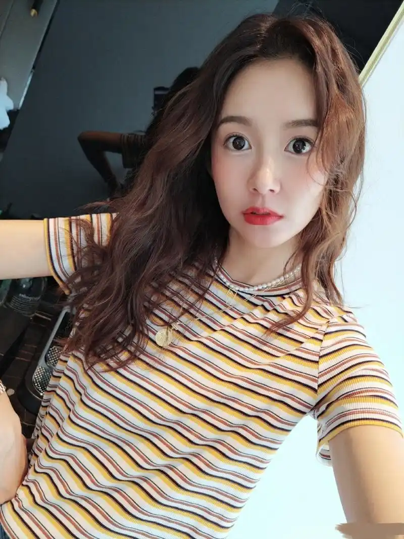 张子萱穿短裤大秀纤细美腿,嘟嘴卖萌的表情少女气息十足_照片