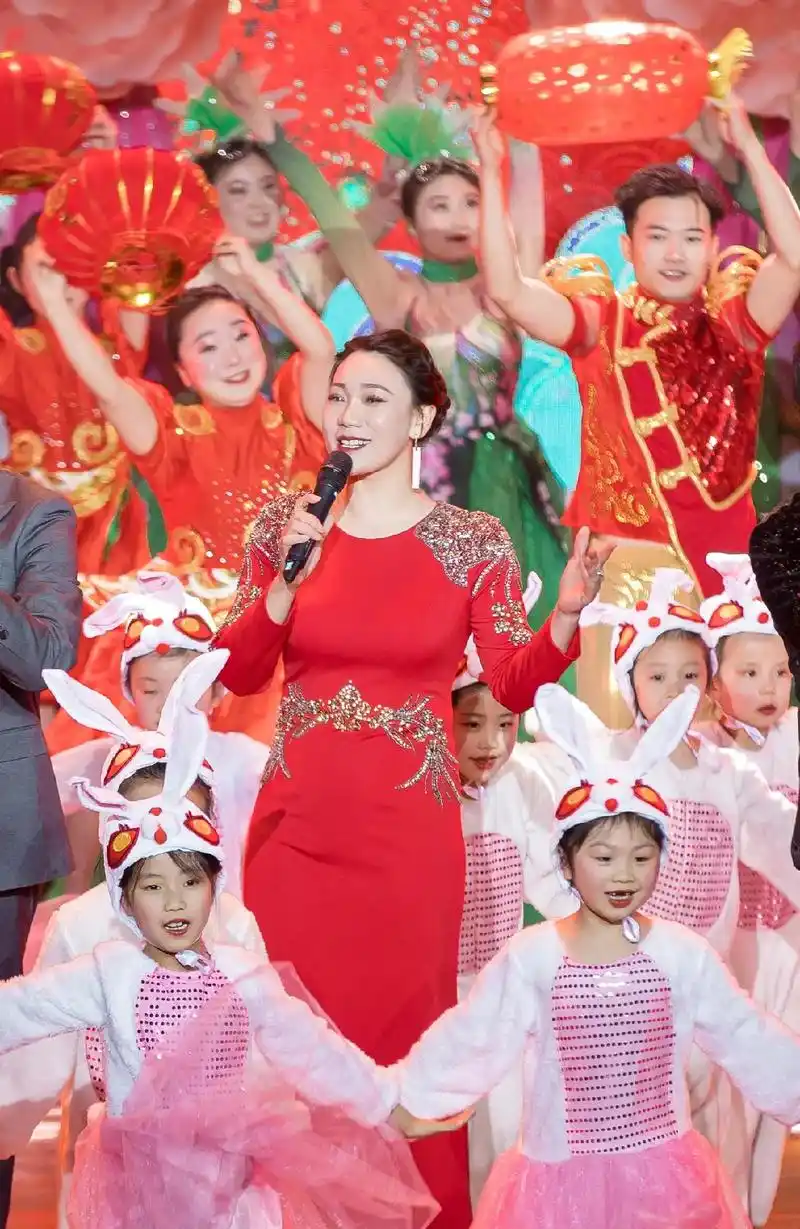 记录2023年春晚主持!朋友们过年好,给大家拜年啦!9999 - 抖音